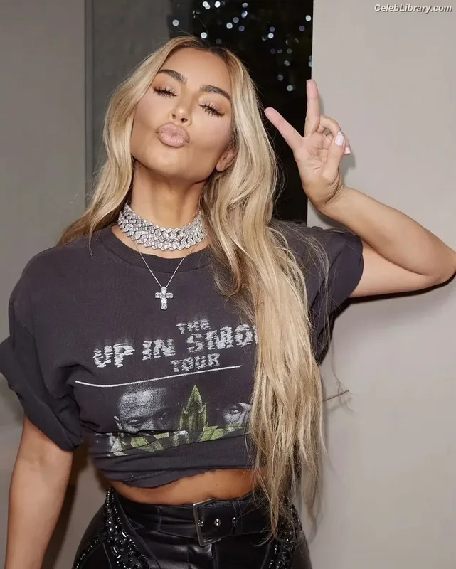 Kim Kardashian photo 22 of 4170