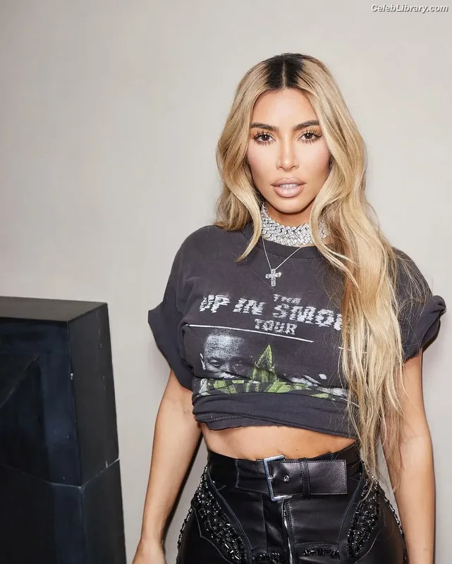 Kim Kardashian photo 23 of 4170