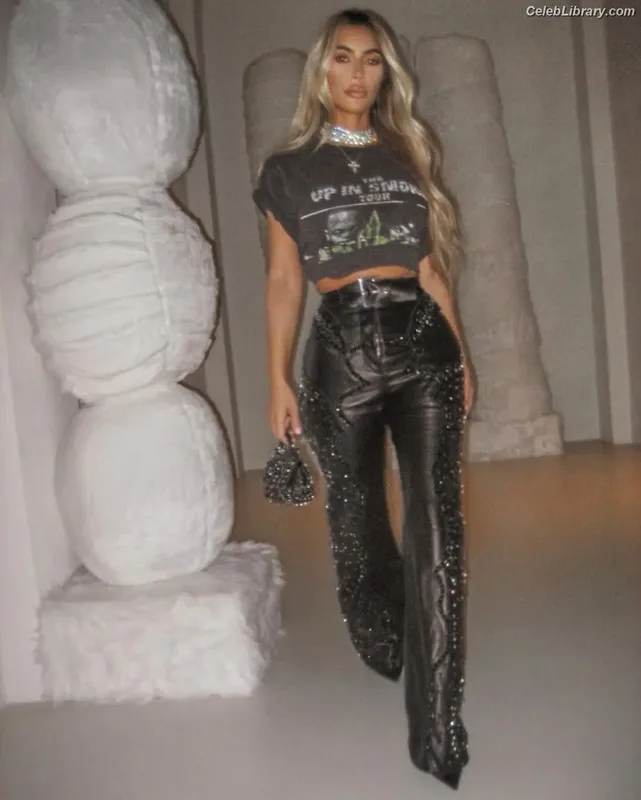 Kim Kardashian photo 24 of 4170