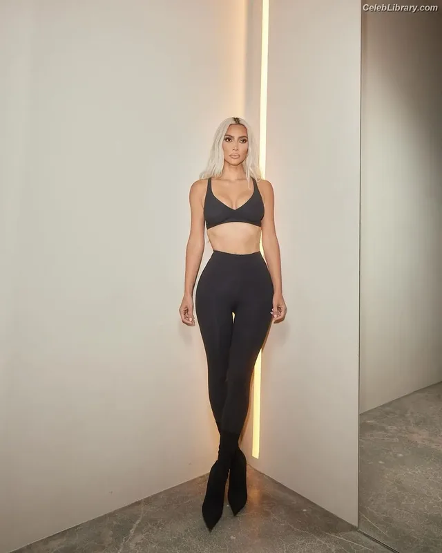 Kim Kardashian photo 3 of 4170