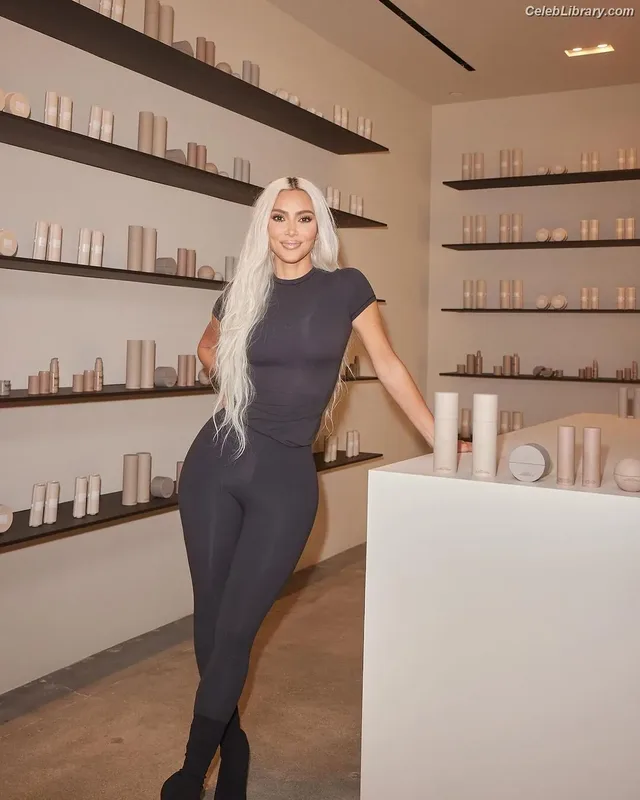 Kim Kardashian photo 5 of 4170