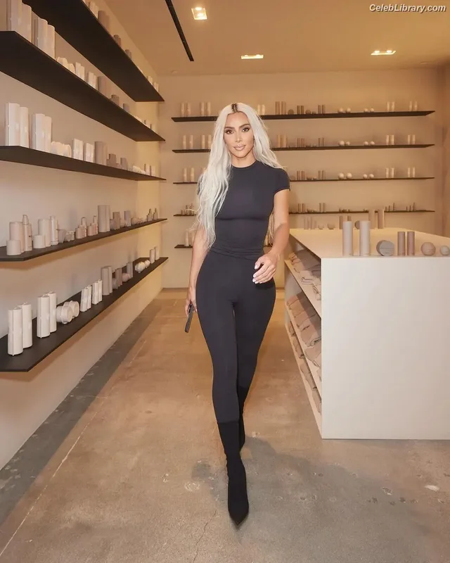 Kim Kardashian photo 7 of 4170