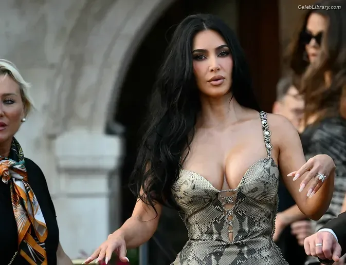 Kim Kardashian photo 9 of 4170
