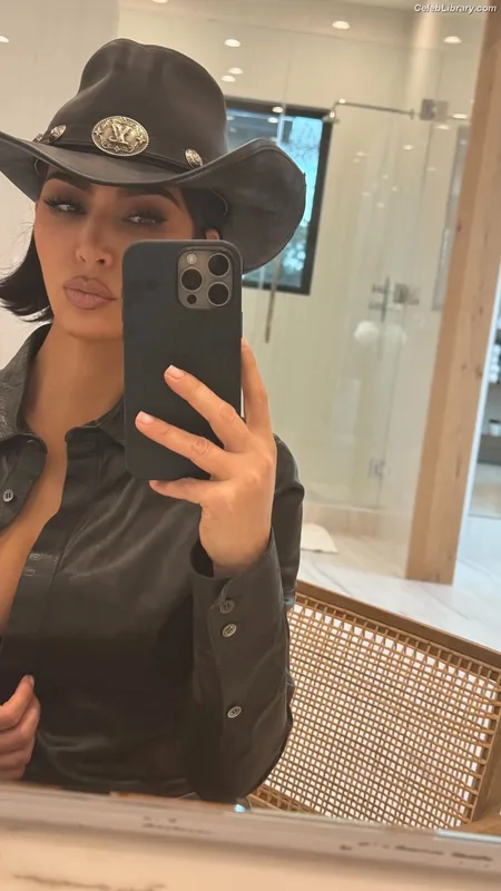 Kim Kardashian photo 10 of 4170