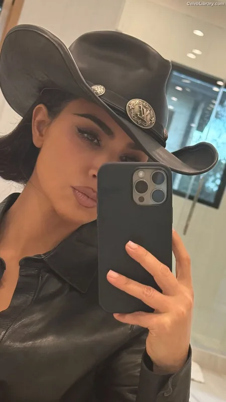 Kim Kardashian photo 12 of 4170