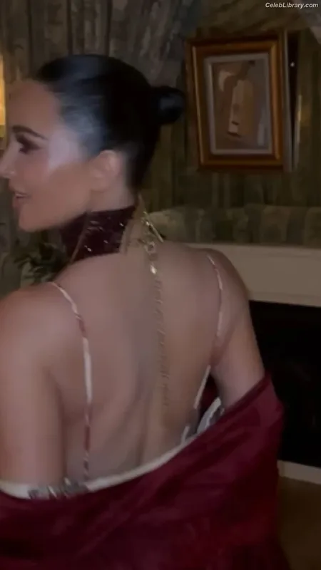 Kim Kardashian photo 16 of 4170