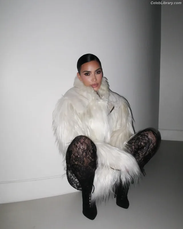 Kim Kardashian photo 17 of 4170