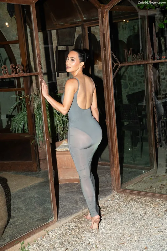 Kim Kardashian photo 19 of 4170