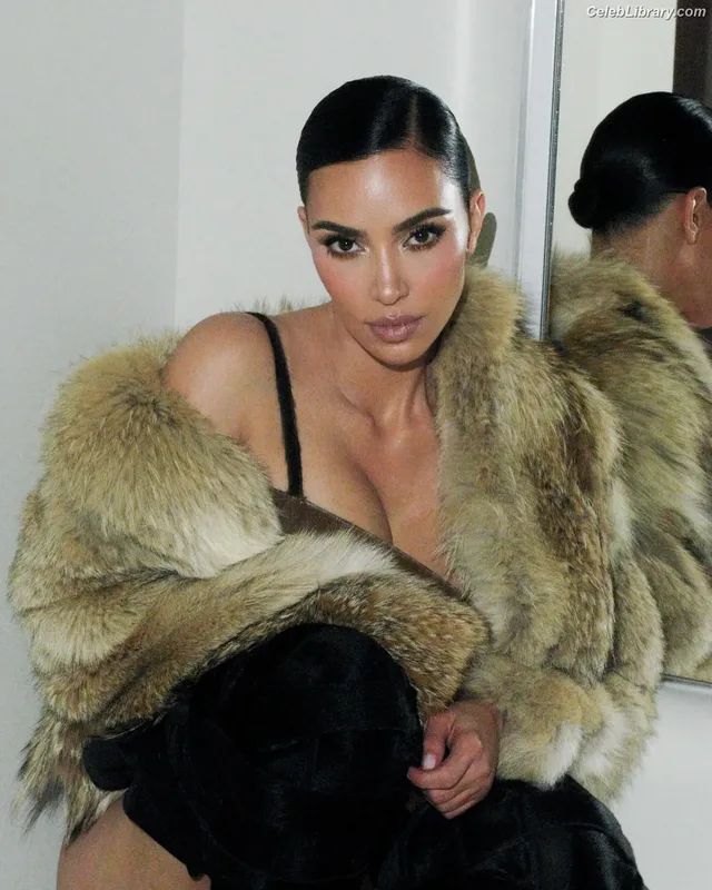 Kim Kardashian photo 8 of 4170