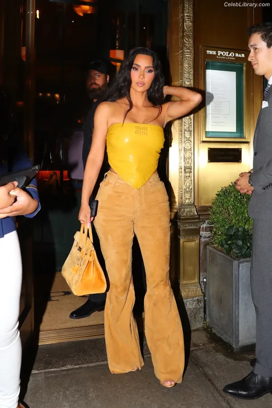 Kim Kardashian photo 11 of 4170