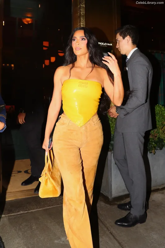 Kim Kardashian photo 17 of 4170