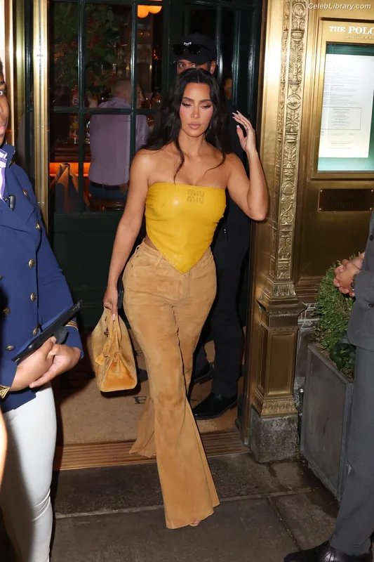 Kim Kardashian photo 19 of 4170
