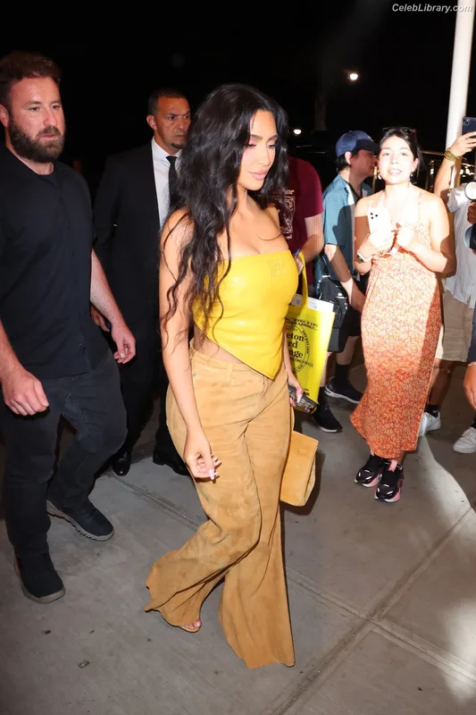 Kim Kardashian photo 8 of 4170