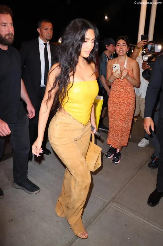 Kim Kardashian photo 10 of 4170