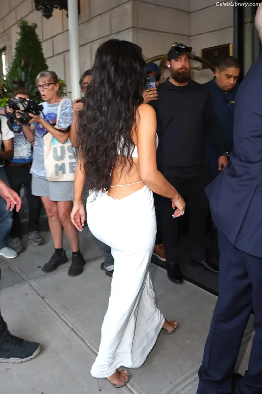 Kim Kardashian photo 3 of 4170