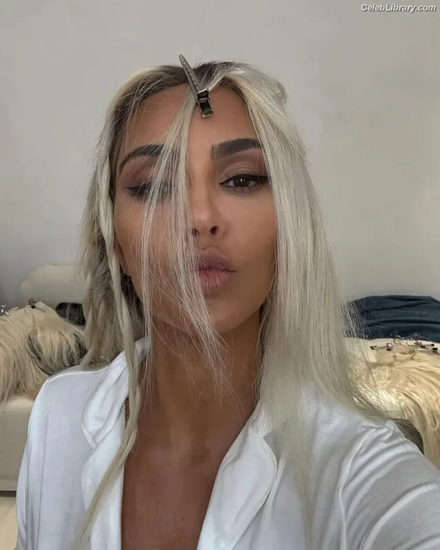 Kim Kardashian photo 12 of 4170