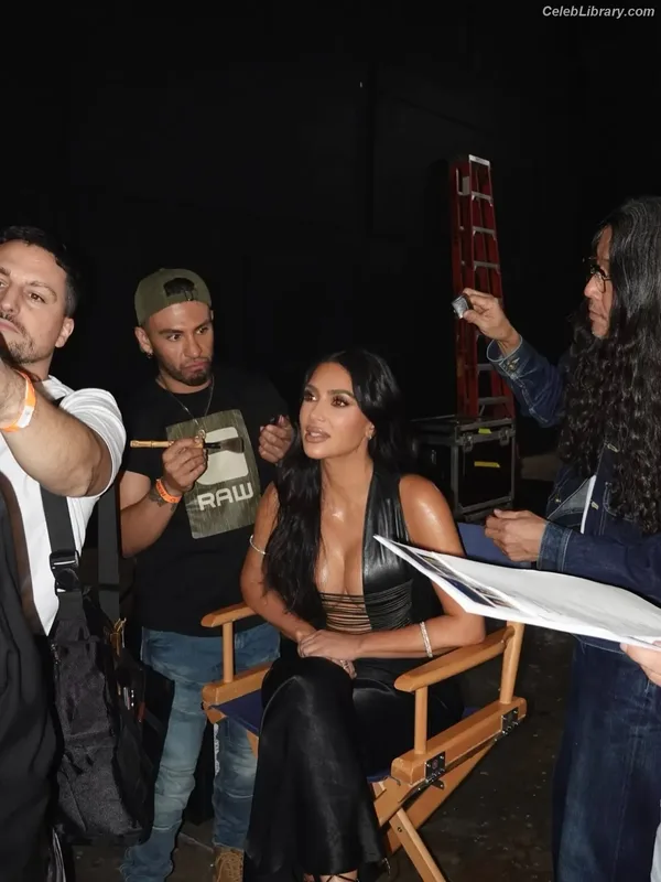 Kim Kardashian photo 3 of 4170