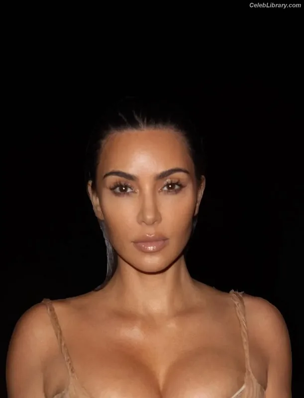 Kim Kardashian photo 7 of 4170