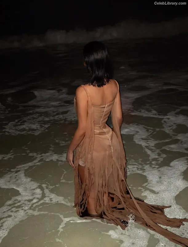 Kim Kardashian photo 12 of 4170