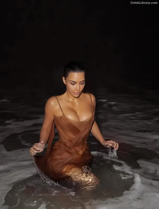 Kim Kardashian photo 13 of 4170