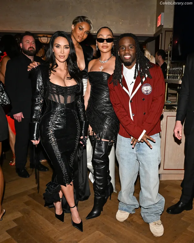 Kim Kardashian photo 19 of 4170
