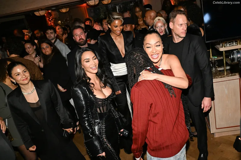 Kim Kardashian photo 22 of 4170
