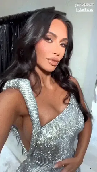 Kim Kardashian photo 2 of 4170