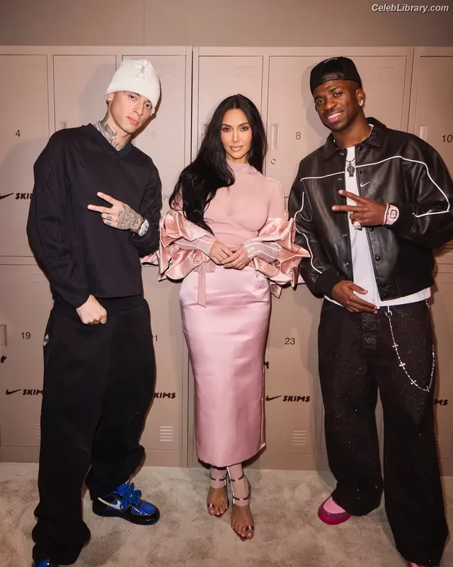 Kim Kardashian photo 13 of 4170