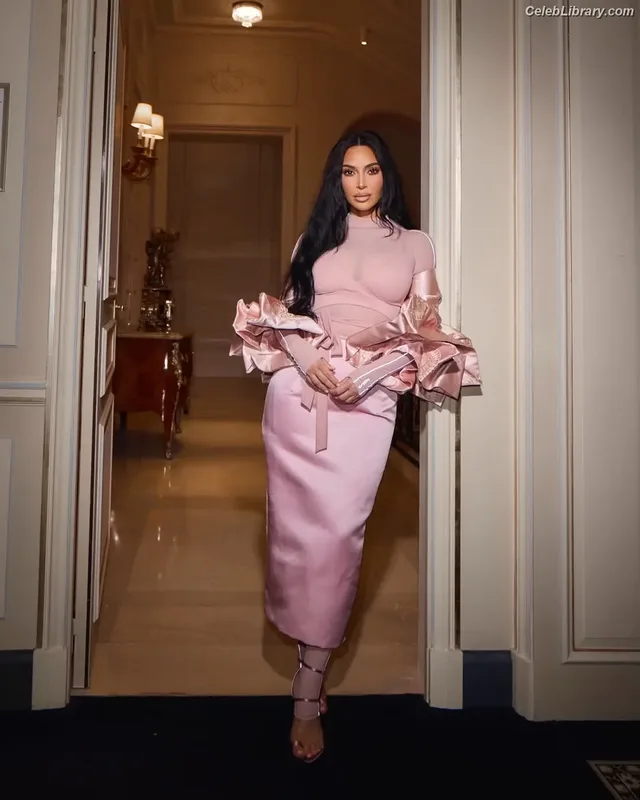Kim Kardashian photo 17 of 4170