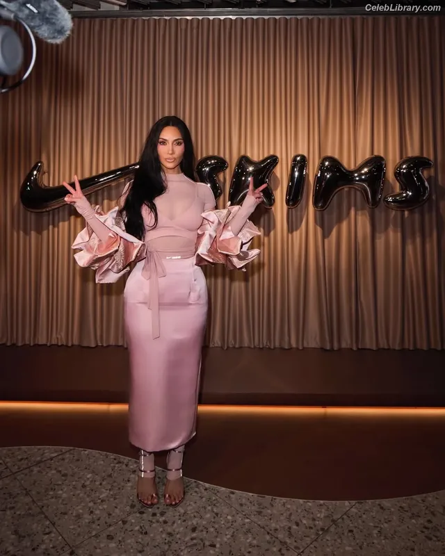 Kim Kardashian photo 20 of 4170
