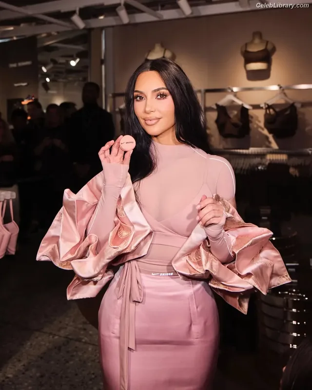 Kim Kardashian photo 22 of 4170