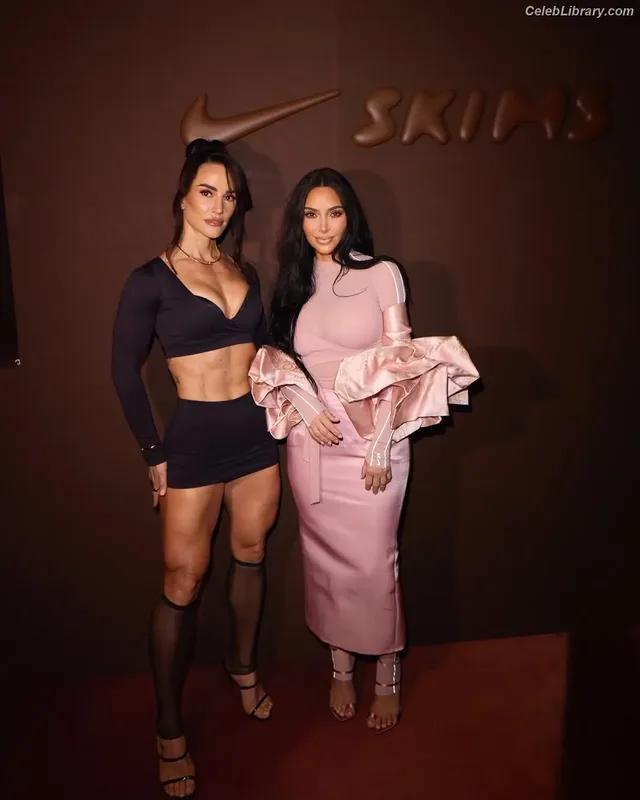 Kim Kardashian photo 2 of 4170