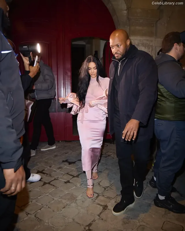 Kim Kardashian photo 3 of 4170