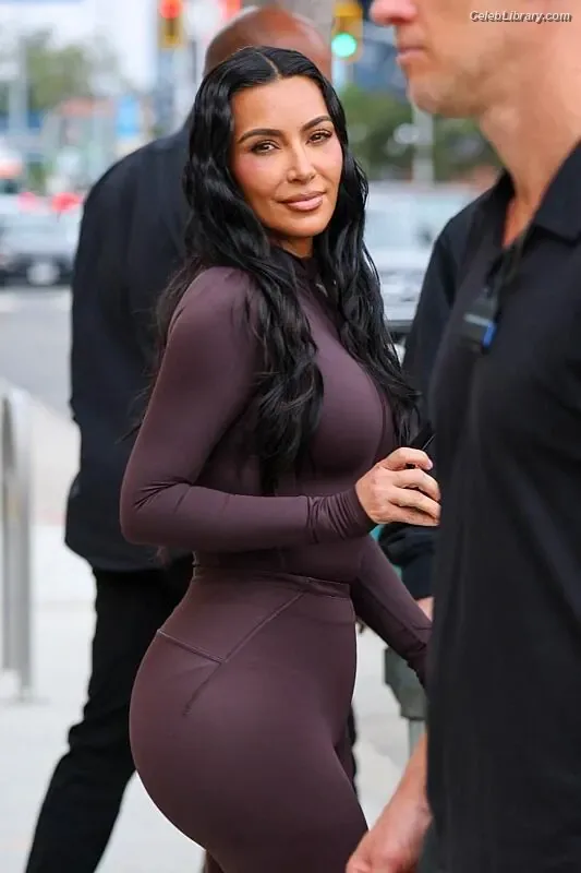 Kim Kardashian photo 7 of 4170