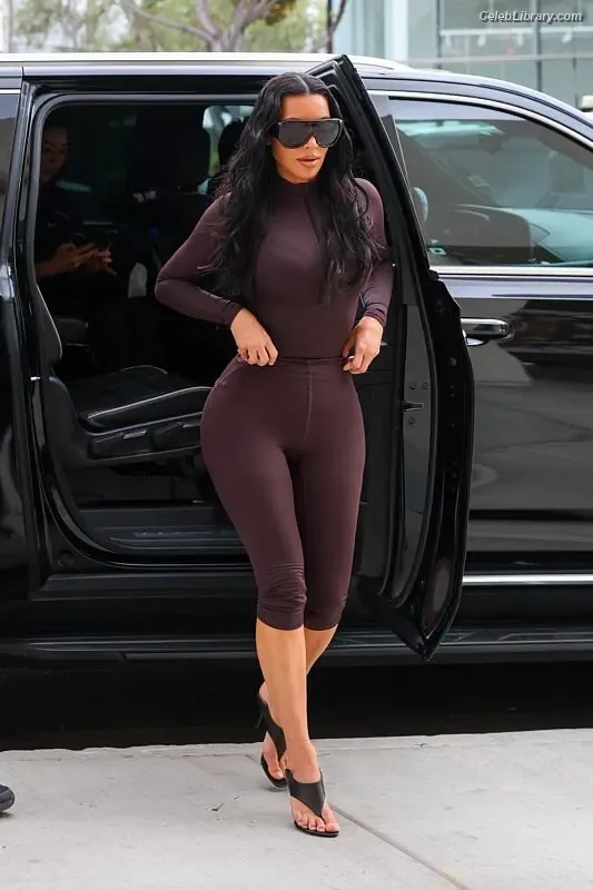 Kim Kardashian photo 12 of 4170