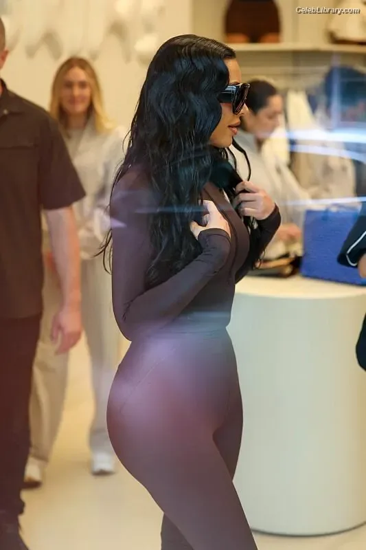 Kim Kardashian photo 15 of 4170