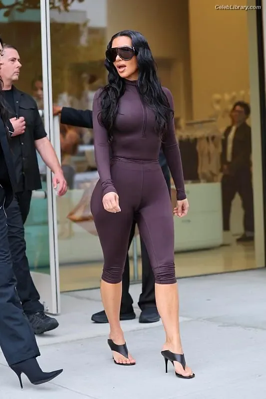 Kim Kardashian photo 16 of 4170