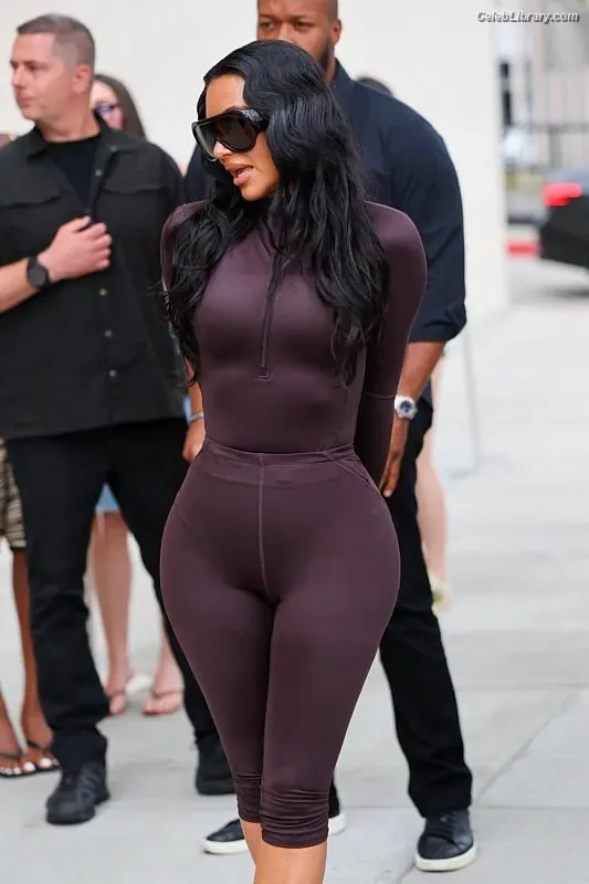 Kim Kardashian photo 17 of 4170
