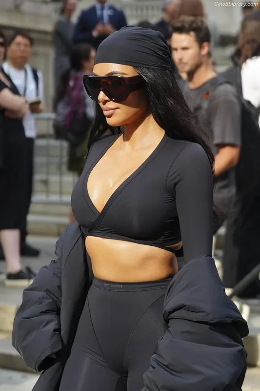 Kim Kardashian photo 5 of 4170