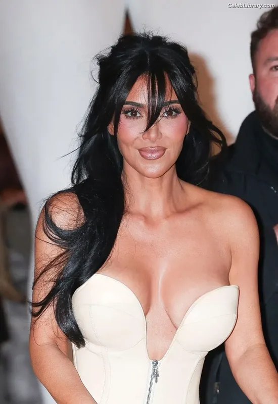 Kim Kardashian photo 18 of 4170