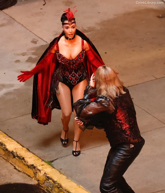 Kim Kardashian photo 22 of 4170