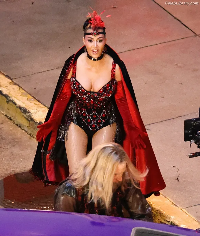 Kim Kardashian photo 5 of 4170
