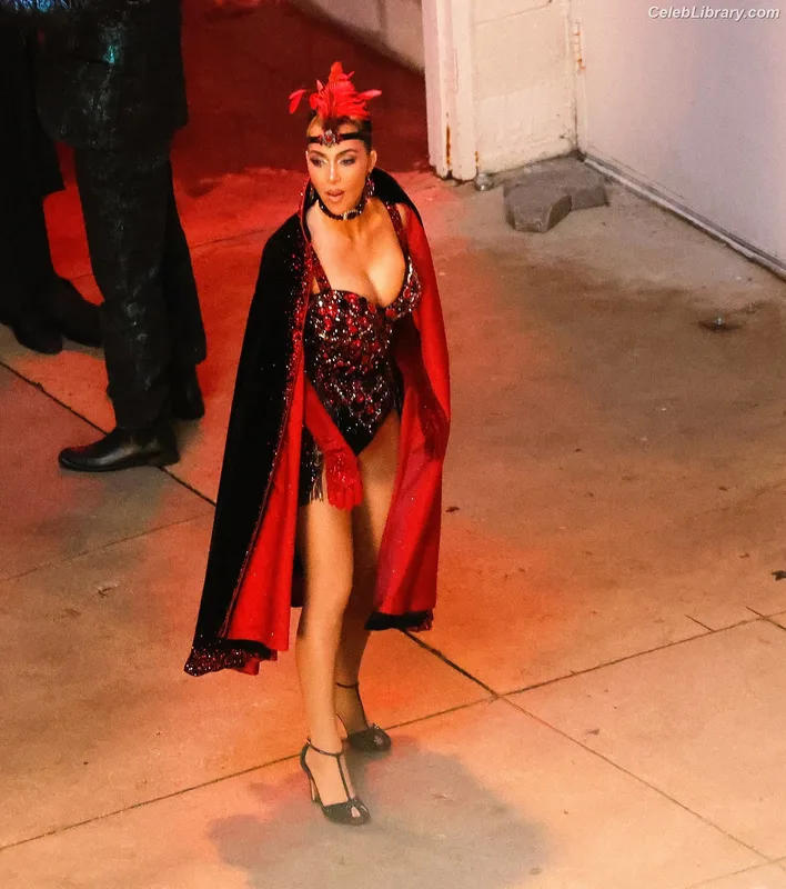 Kim Kardashian photo 7 of 4170