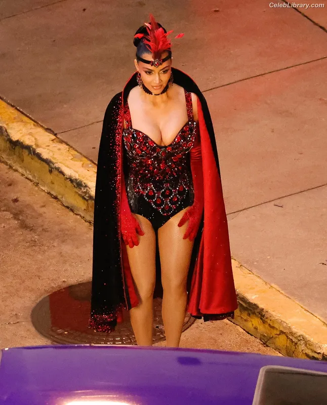 Kim Kardashian photo 14 of 4170