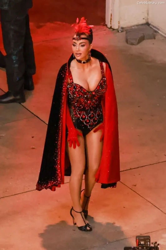 Kim Kardashian photo 23 of 4170