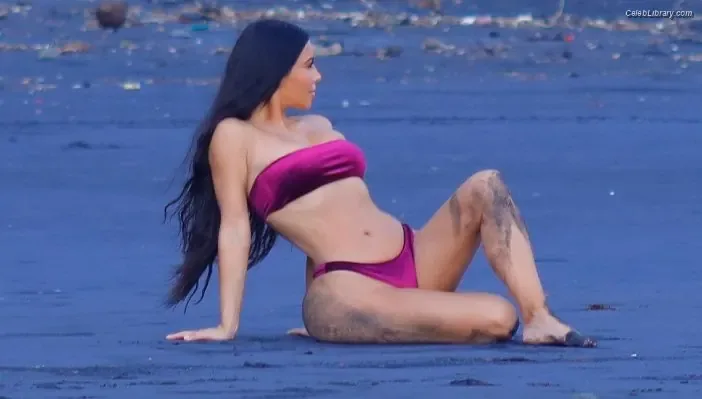 Kim Kardashian photo 13 of 4170