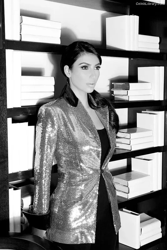 Kim Kardashian photo 17 of 4170