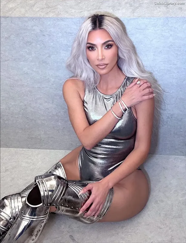 Kim Kardashian photo 9 of 4170