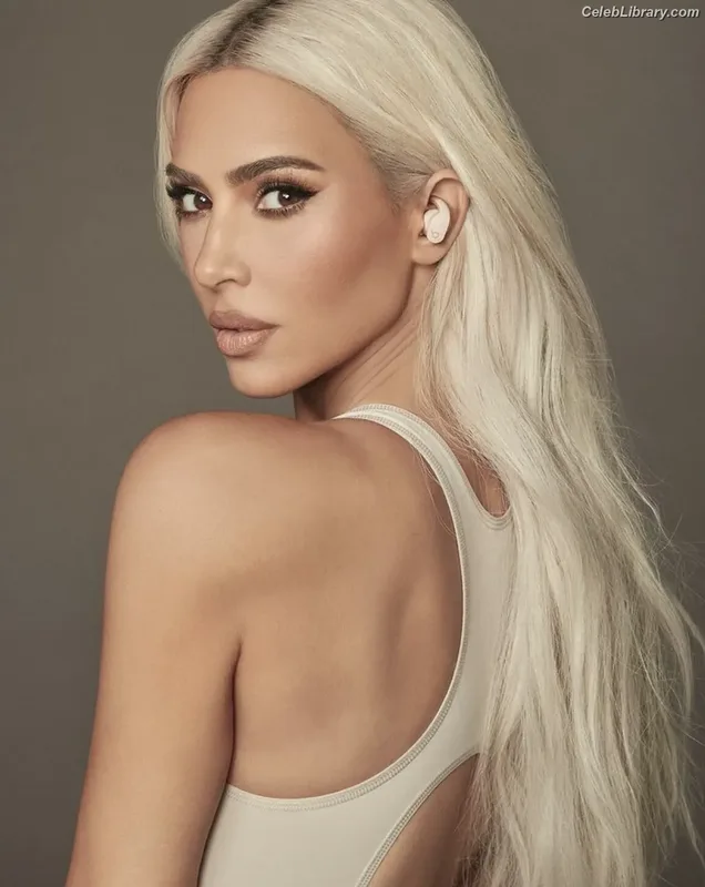 Kim Kardashian photo 20 of 4170