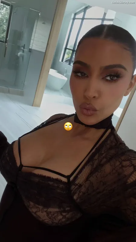 Kim Kardashian photo 24 of 4170